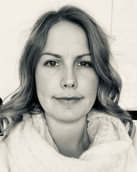 Svartvitt porträtt på Elin Andersson